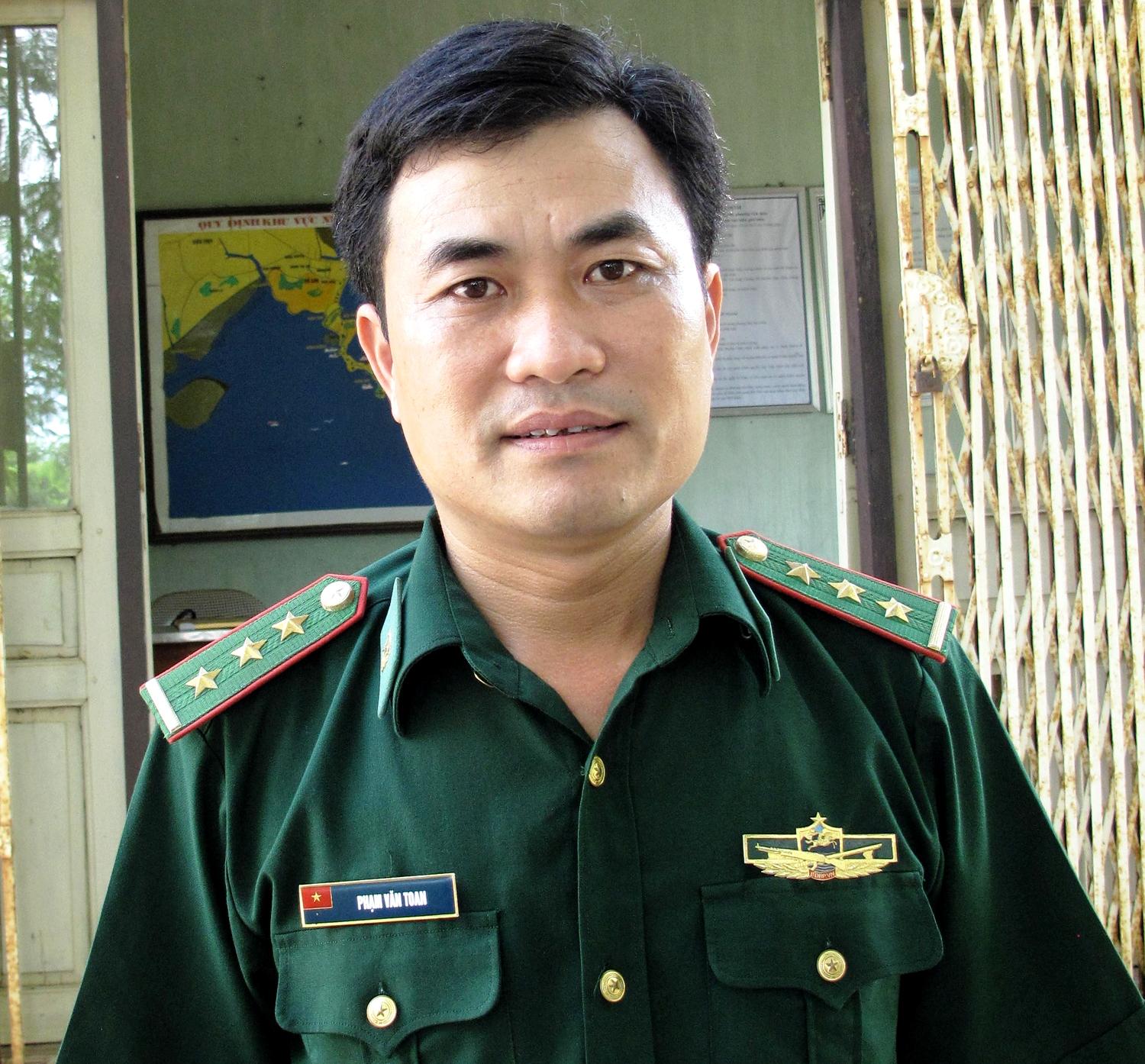 Trạm trưởng Trạm Biên phòng trả lại của rơi